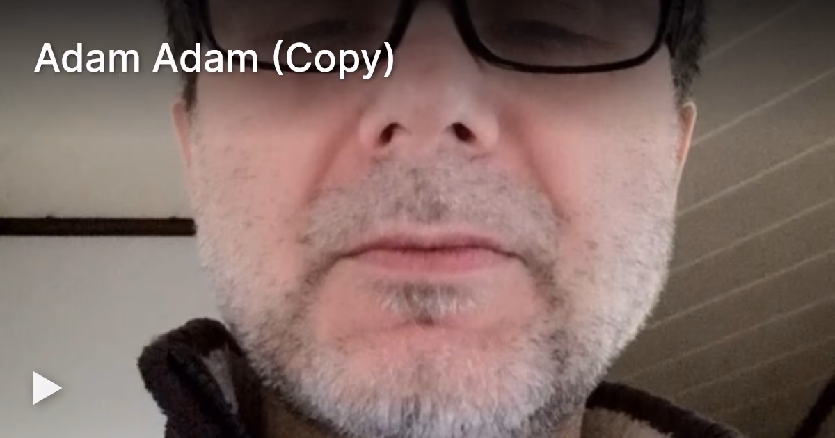 Kadr z opinii wideo: Adam